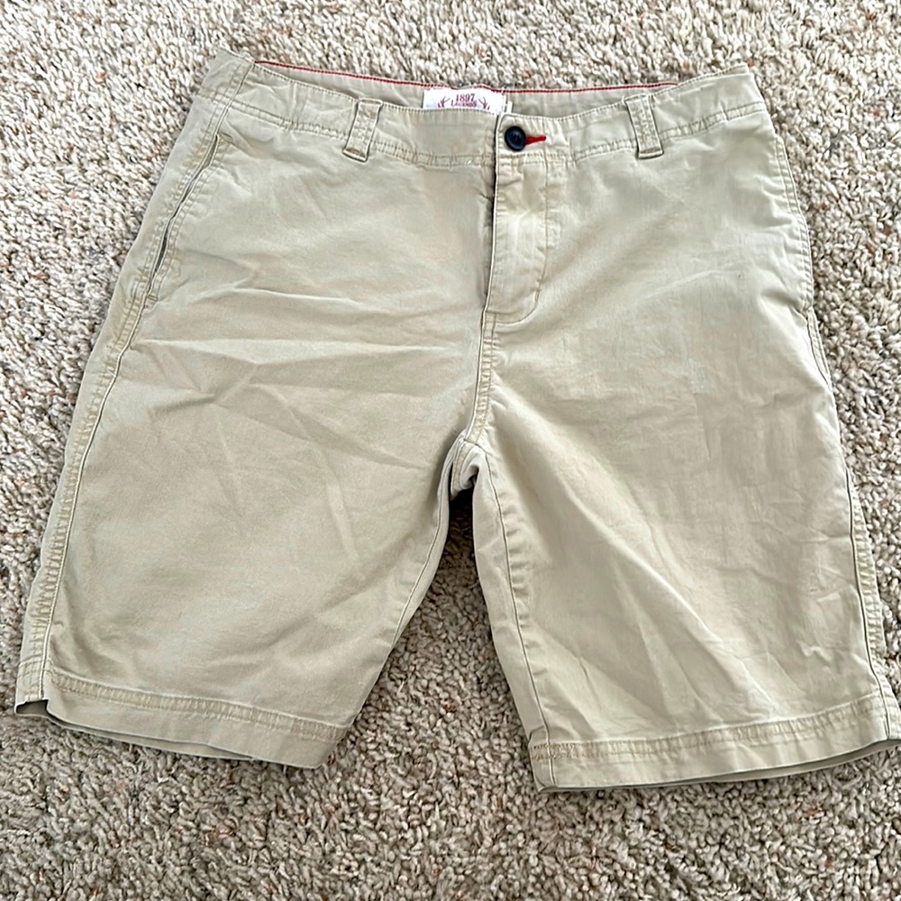 Men’s khaki shorts, size 34